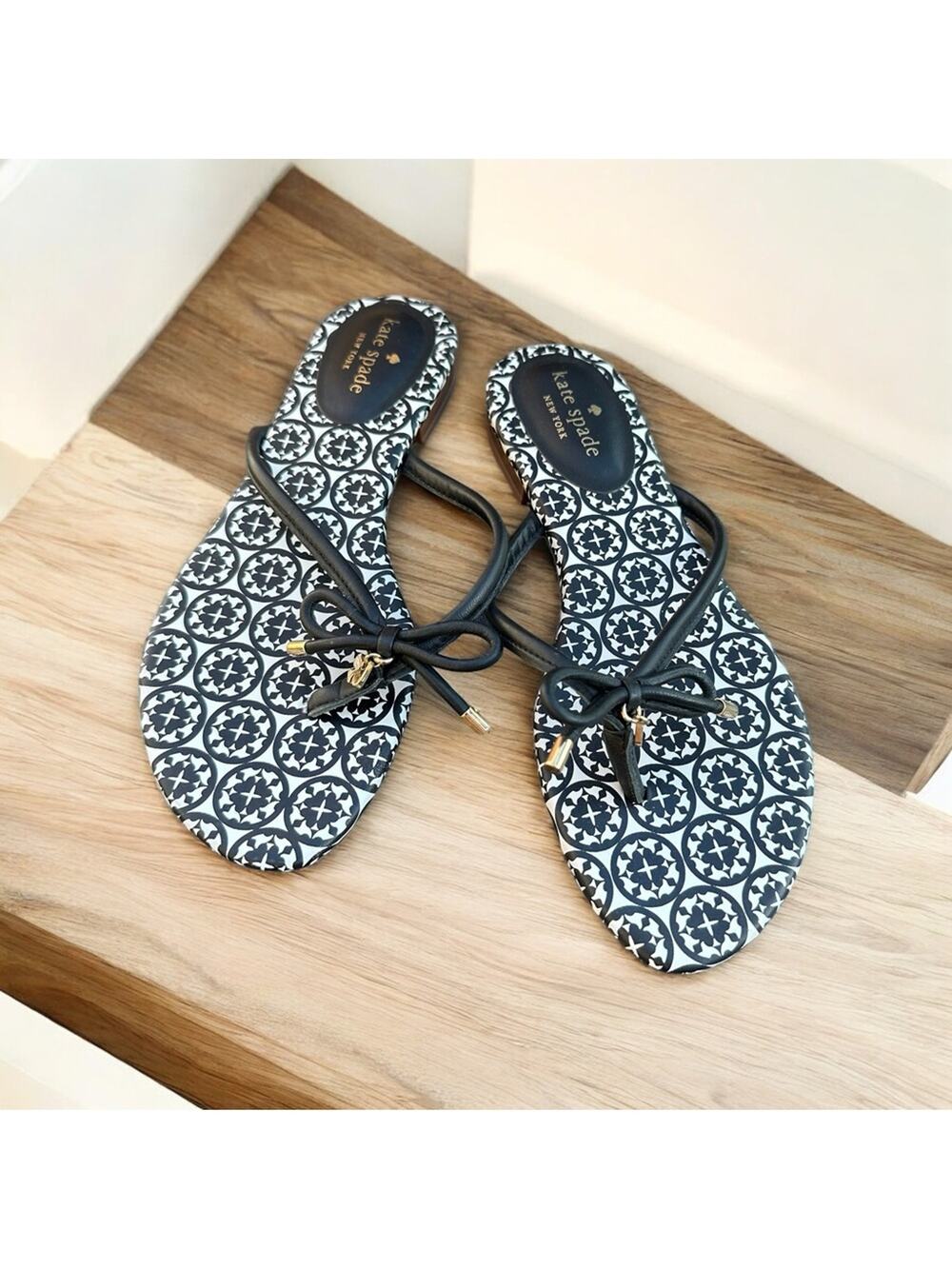 Kate Spade Women’s 7.5 M Mystic Bow and Spade Black & White Sandals NWOT
